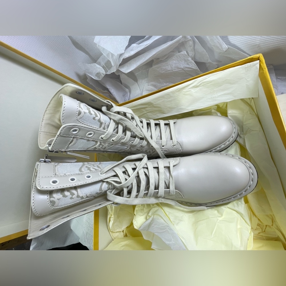 Fendi Karligraphy Cream Combat Boots. NWB.Minor Flaws. - Picture 11 of 17